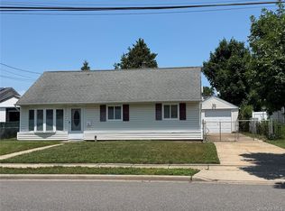 38 Island St, Plainview, NY 11803