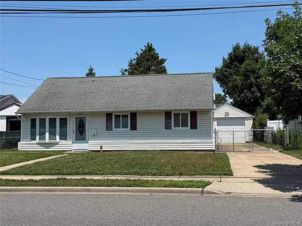 38 Island St, Plainview, NY 11803
