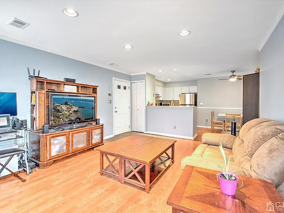 4th image of 288 Cozzens Ct