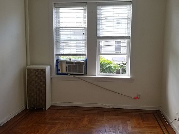 4th image of 2458 27th St APT 1B