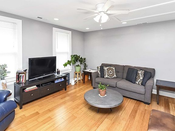 3rd image of 3617 Siam Ave