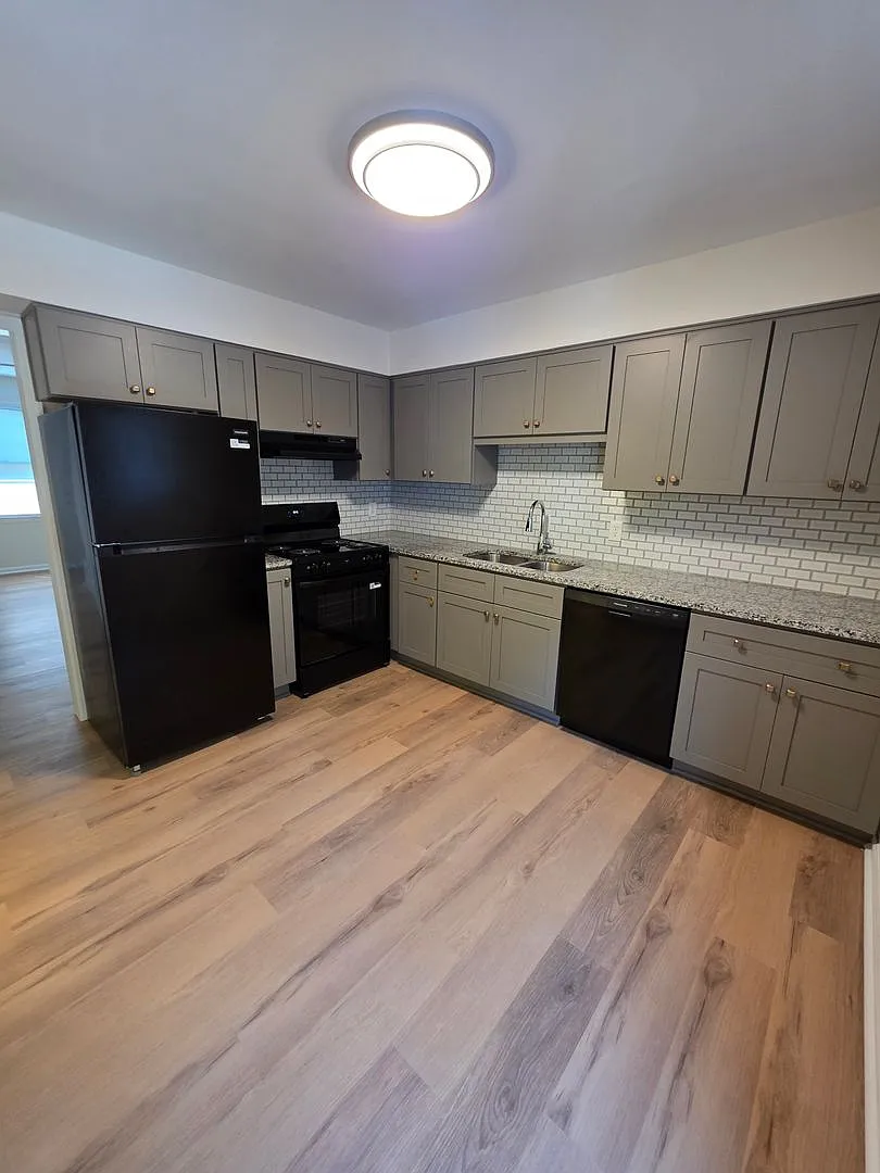 605 Brookdale Dr — Photo 2