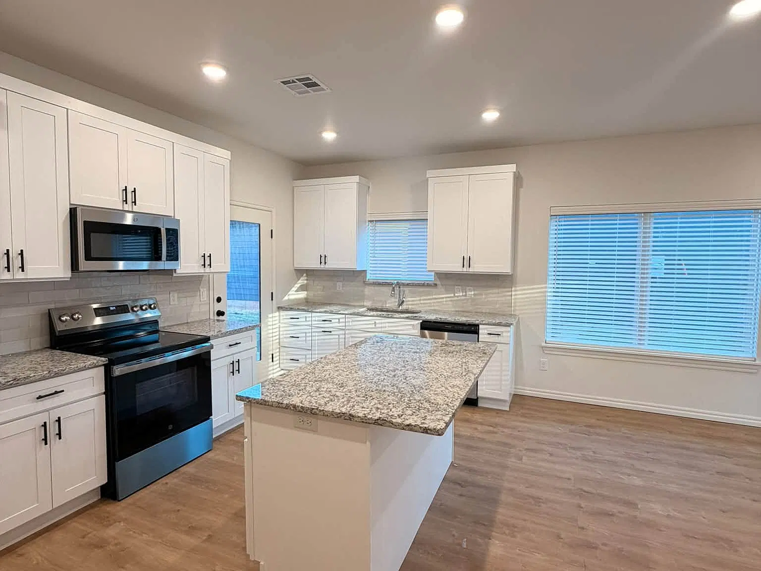 3 bed, 1200 sqft, $1,700 — Photo 4