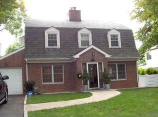 100 Rockywood Rd, Manhasset, NY 11030