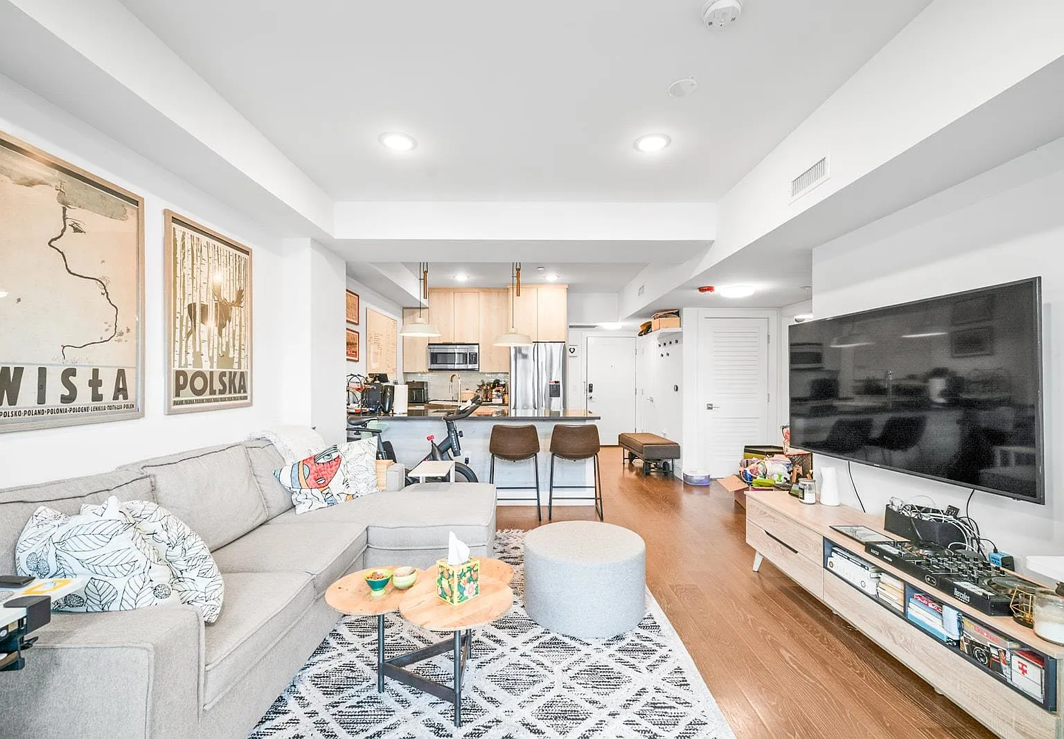 1 bed, 1.0 bath, 711 sqft, $3,800 — Photo 3