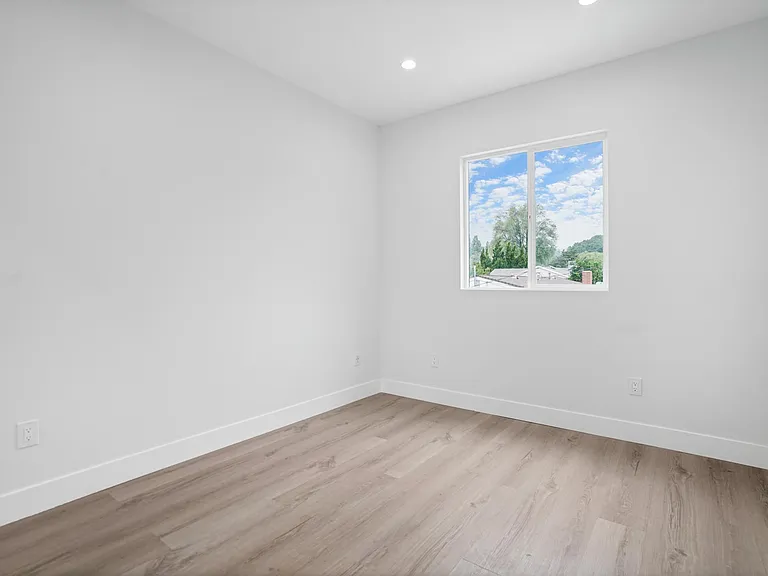10900 Baird Ave — Photo 17