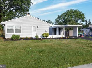 41 Oval Turn Ln, Levittown, PA 19055