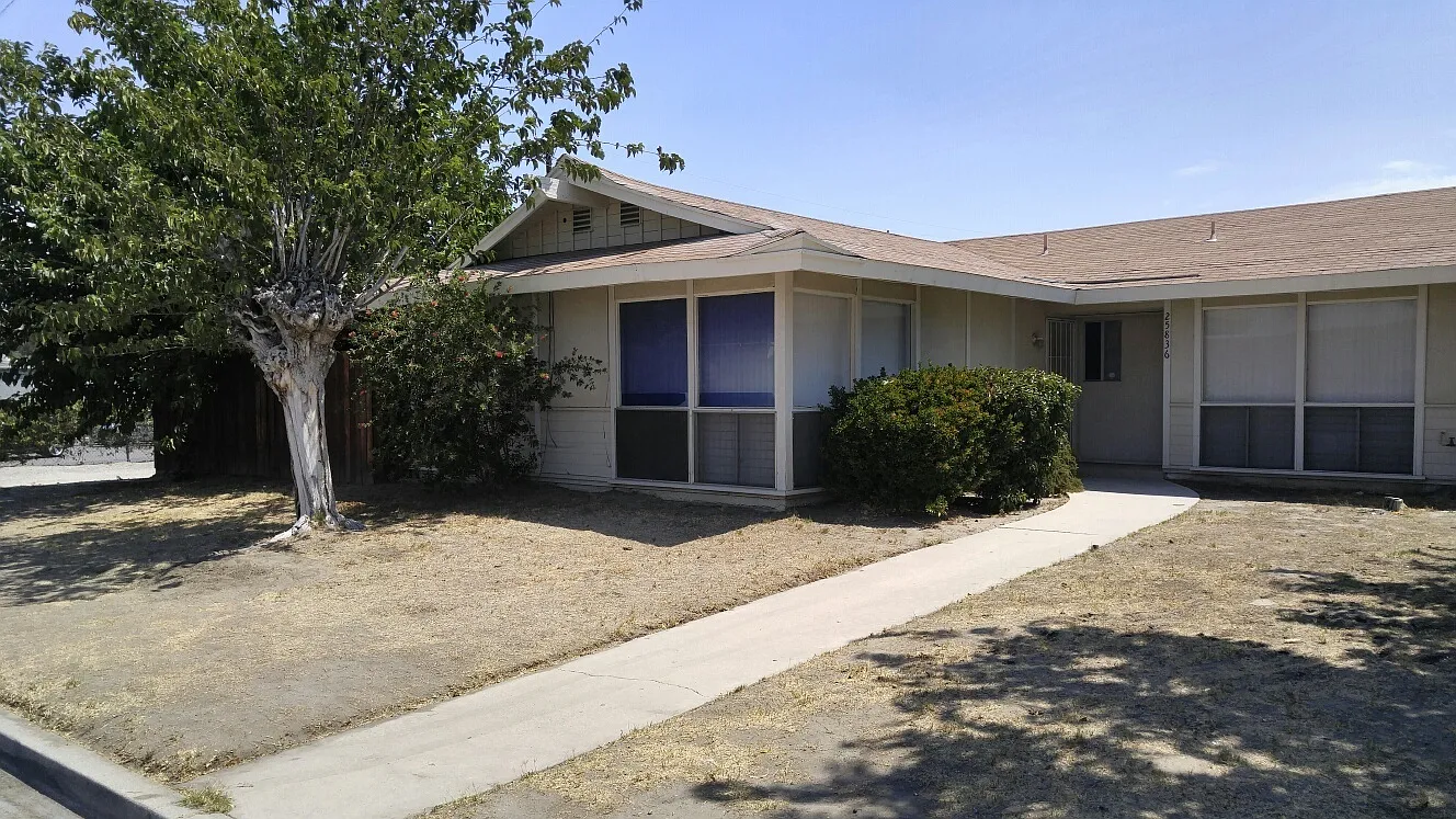 2 Bedroom, 2 Bathroom Duplex in Hemet - Available now! — Photo 1