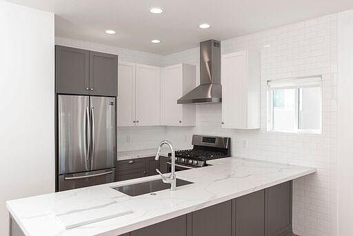 3rd image of 830 N Coronado St APT 2