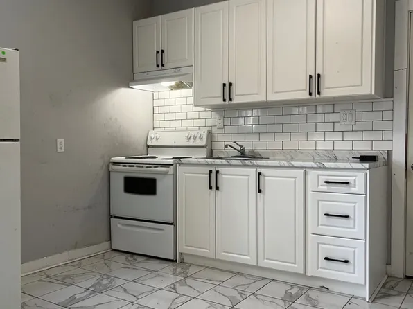 60 Hanna St E #B, Windsor, ON N8X 2M9