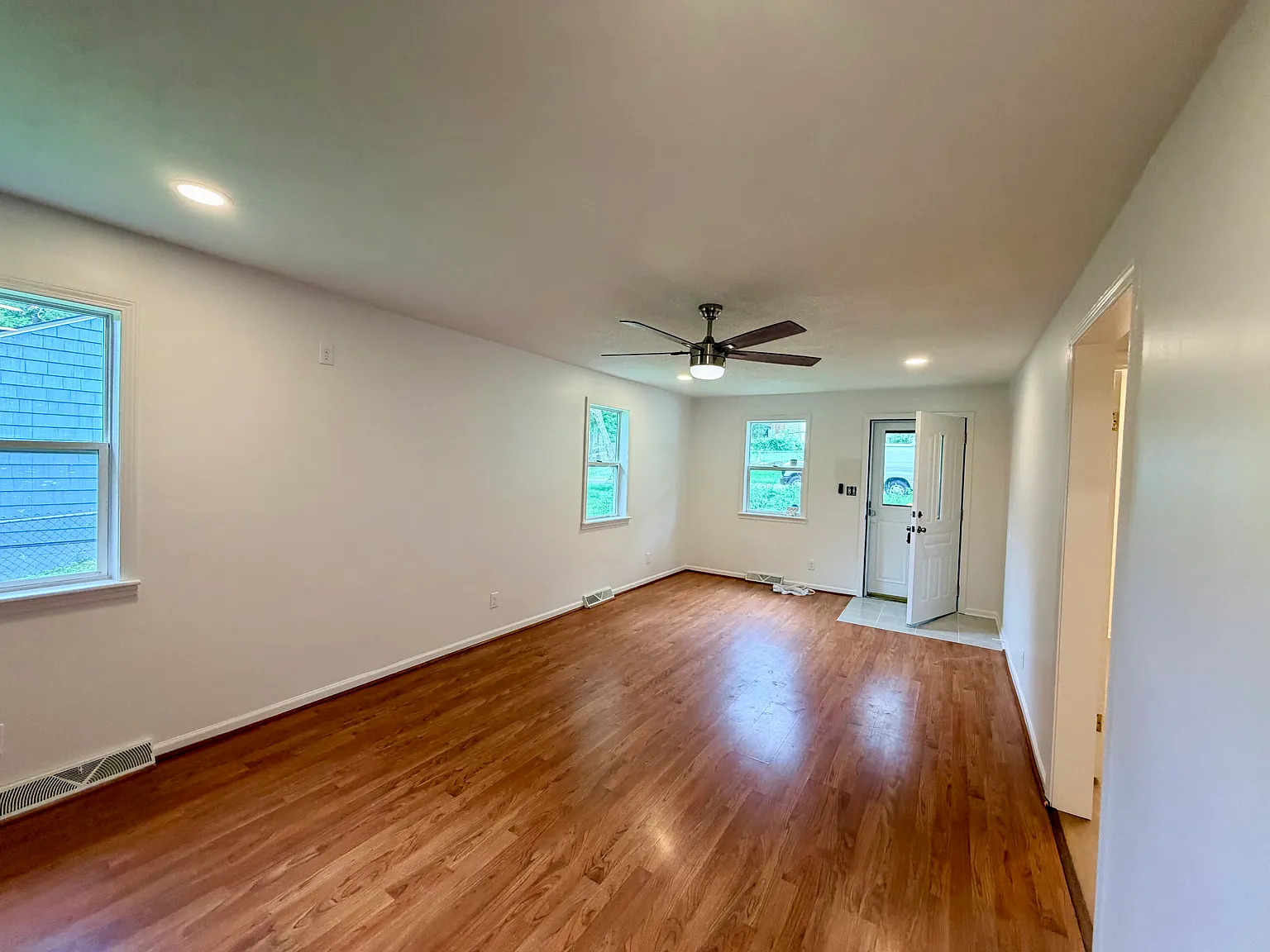 3 bed, 980 sqft, $1,995 — Photo 2