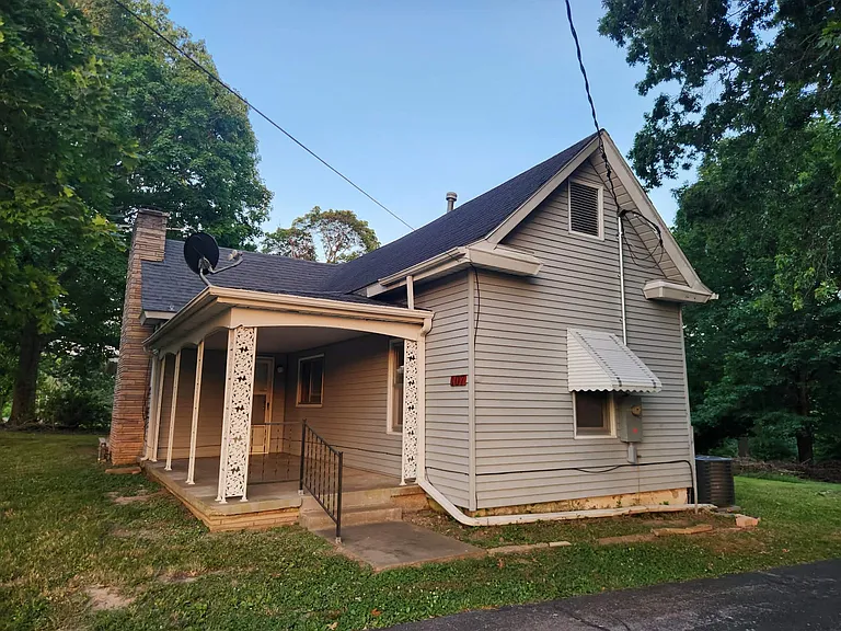 107 E Mockingbird Ln — Photo 3