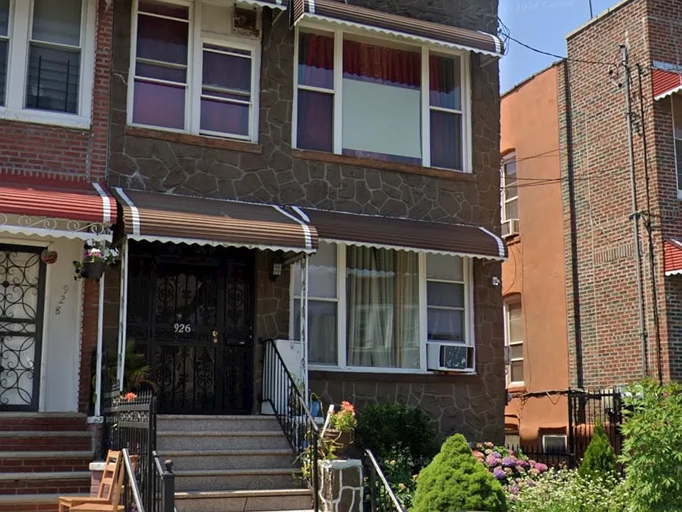 E 223rd St
