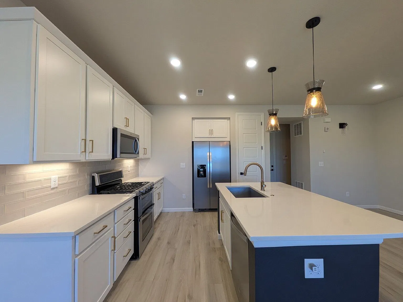 3 bed, 2.5 bath, 1590 sqft, $3,100 — Photo 4