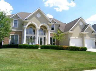 2S391 Chaucer Ct, Glen Ellyn, IL 60137