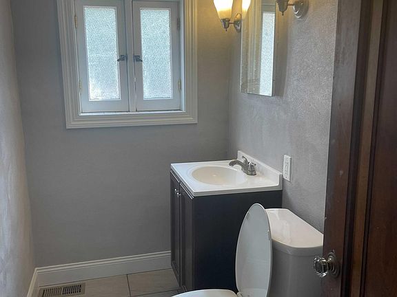 5th image of 7154 Amherst Ave Floor 1