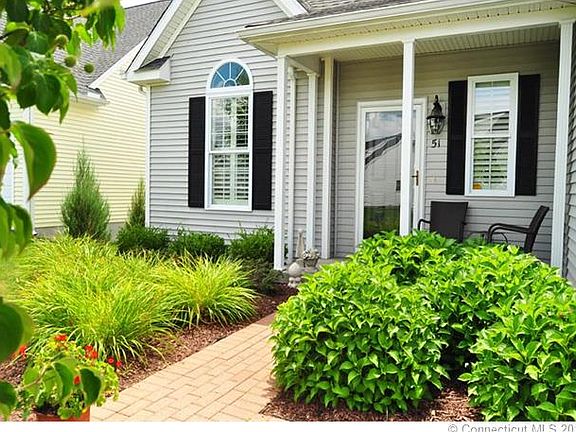 FRONT EXTERIOR ENTRY WAY.