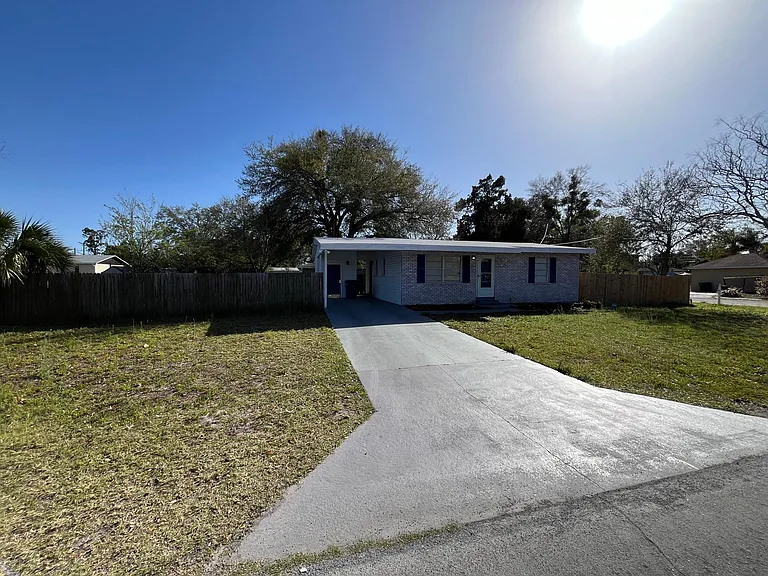 Large Driveway -single carport- Parking for 3 cars