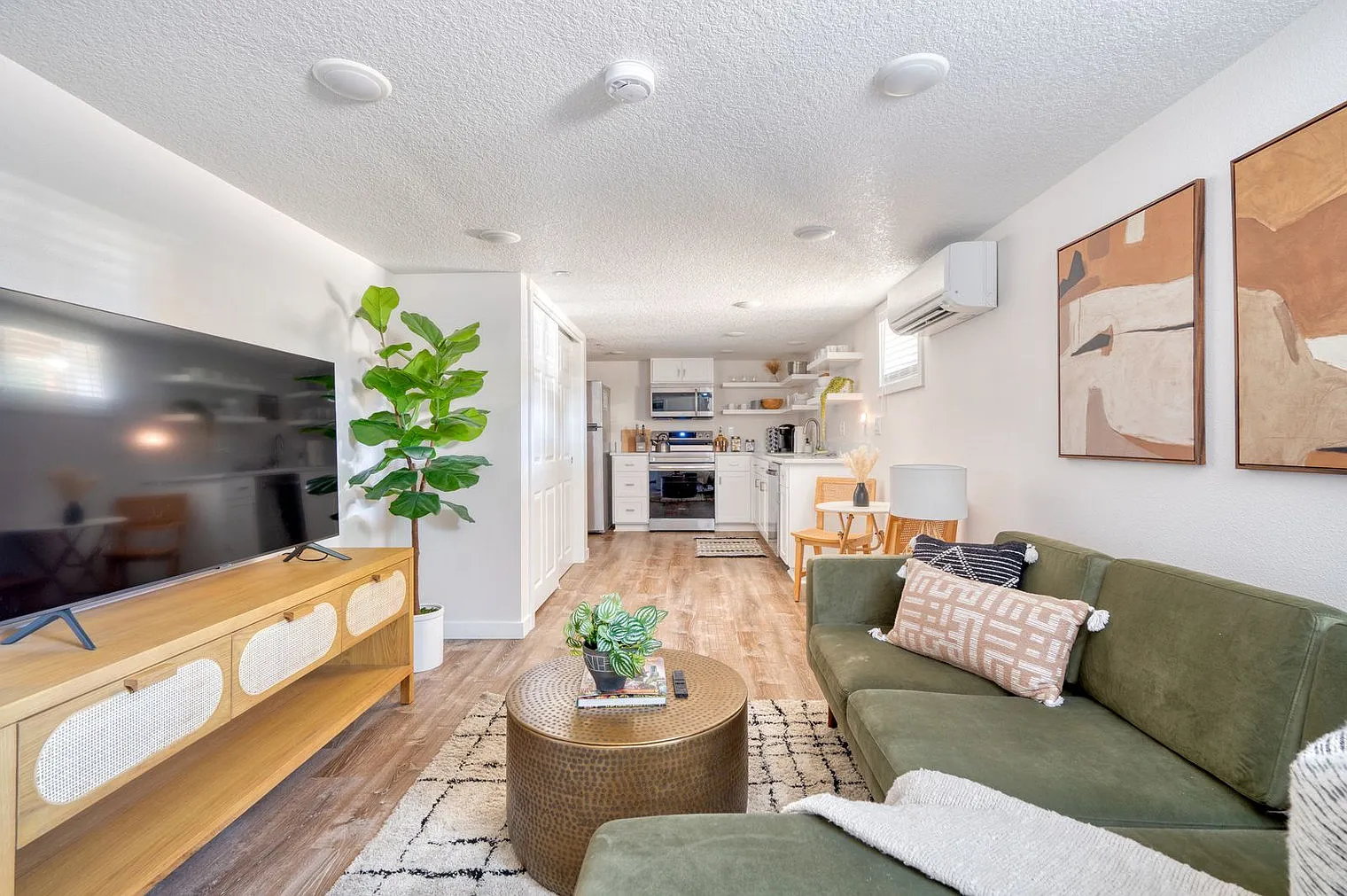 2 bed, 1.0 bath, 2411 sqft, $2,771 — Photo 1
