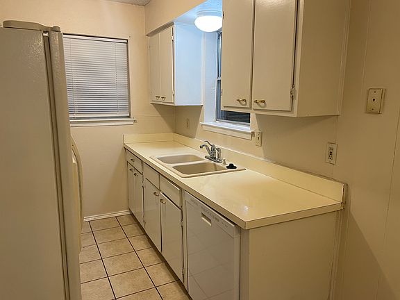 2nd image of 1604 White Oak Ct
