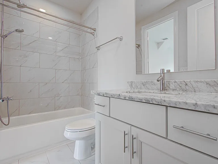 9532 London Bridge Sta — Photo 13