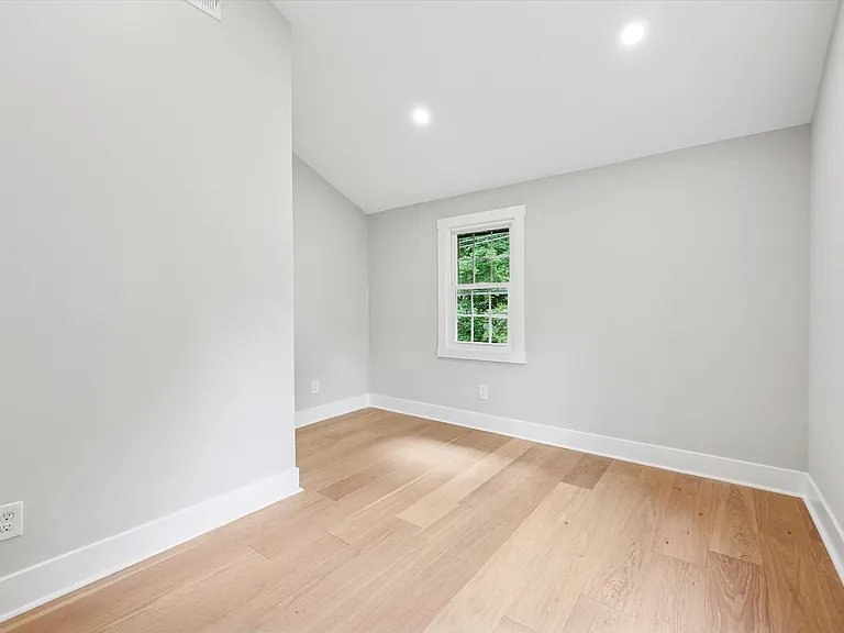 218 Biddulph Rd — Photo 40