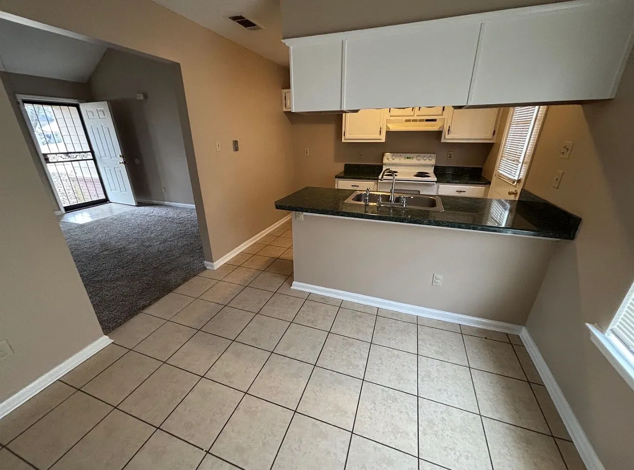 3 bed, 1069 sqft, $1,300 — Photo 2