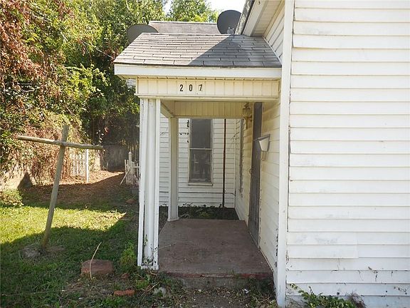 4th image of 207 W 6th St