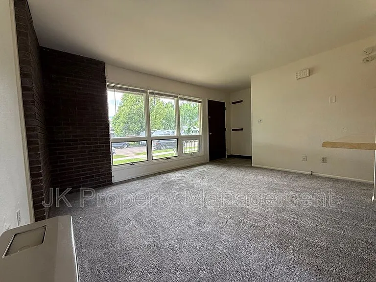 919 1st Ave SW #4 — Photo 6