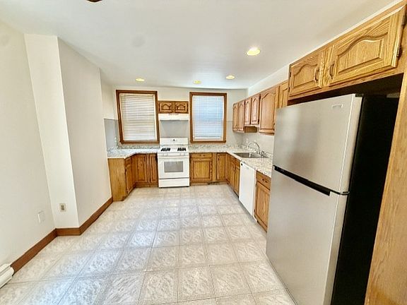 2nd image of 7 Parmenter St #1
