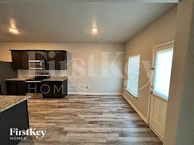 4th image of 127 Bush Dr