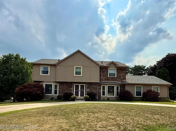 1904 Chelsea Ct, Rochester Hills, MI 48306