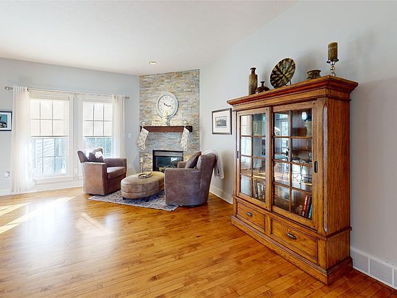 5th image of 4581 N Woods Dr