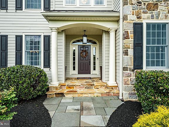 5th image of 301 Lisa Ln