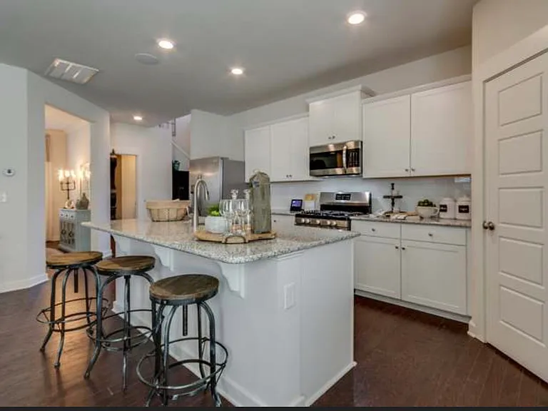 140 Dale Dr — Photo 1