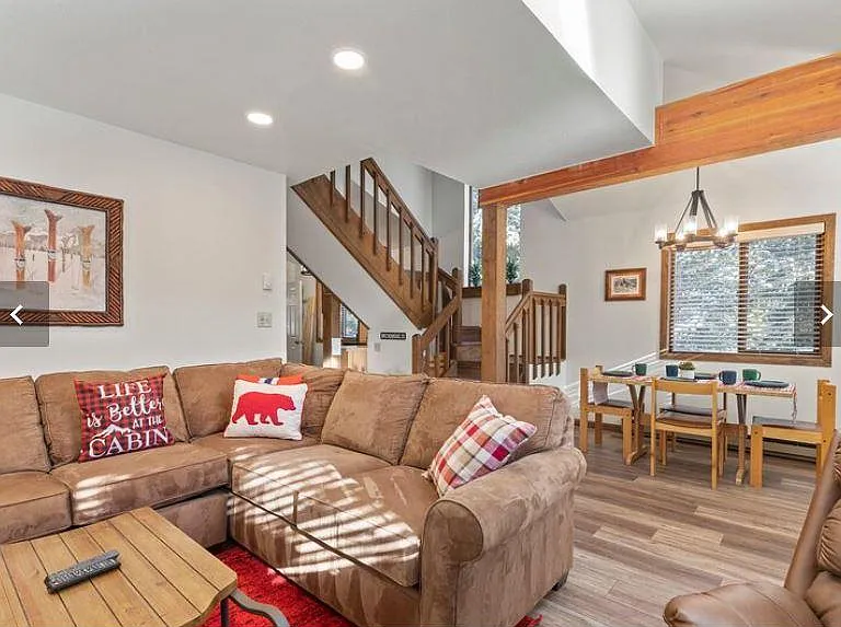 living room/dining area