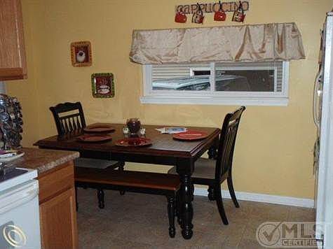 1646 Connecticut - dining area.J