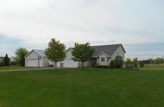 Front view of this fine home.
