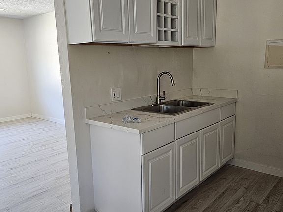 4th image of 4372 N Lowell Ave APT 4
