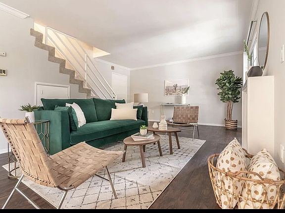 3rd image of 12728 Moorpark St #2