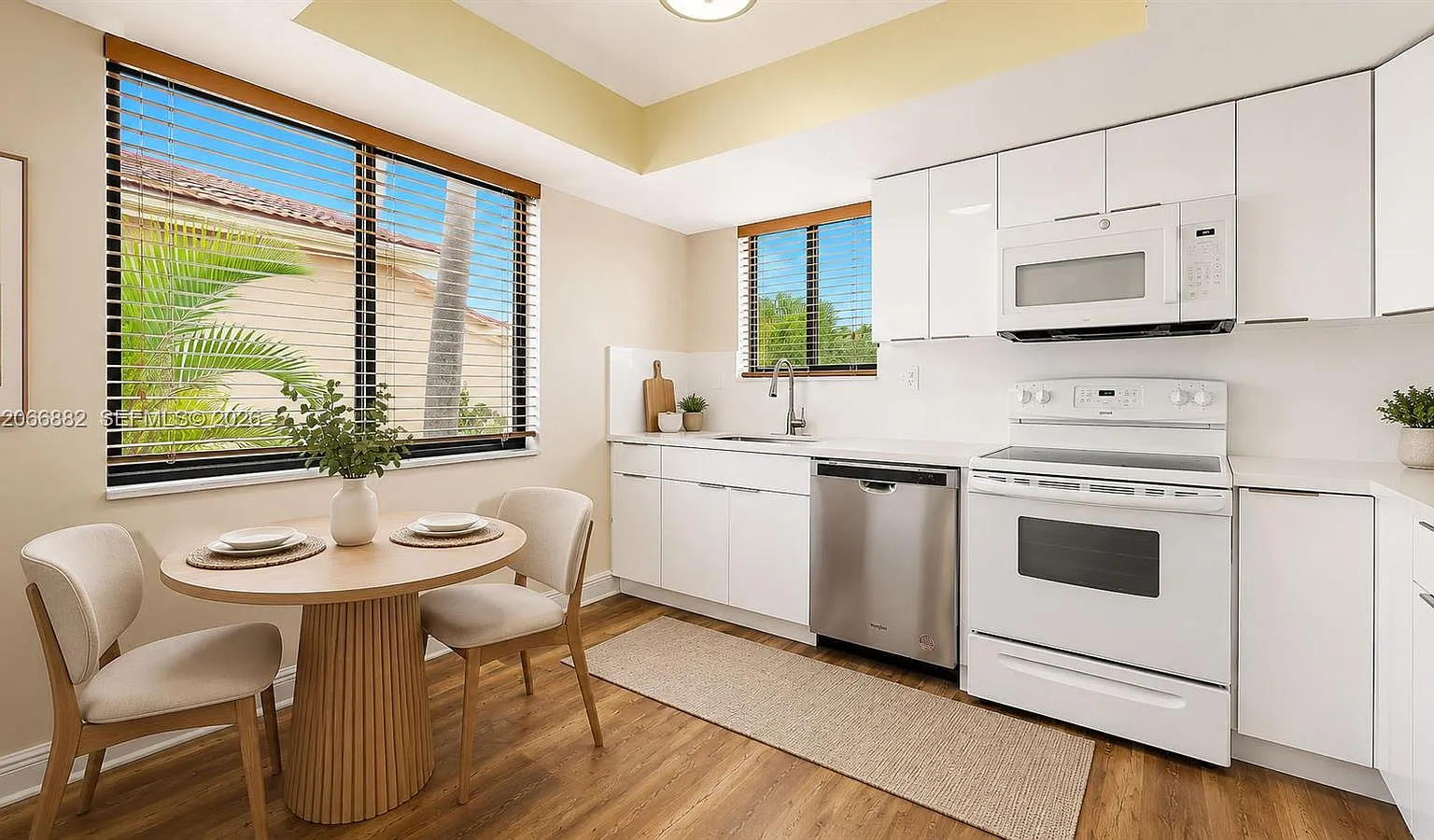 2 bed, 965 sqft, $2,400 — Photo 3