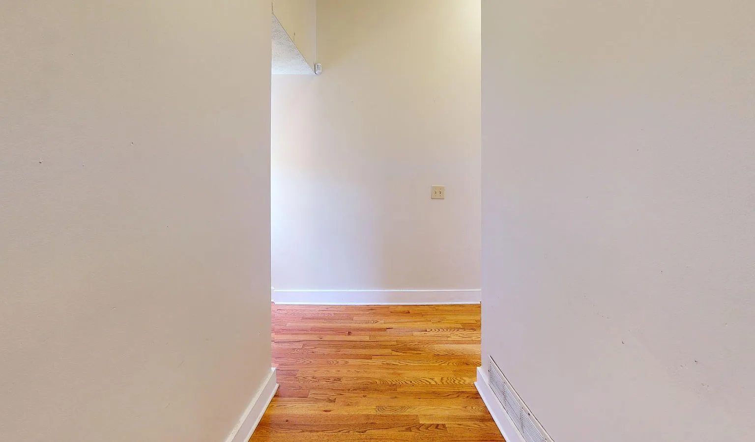 3 bed, 1.0 bath, $1,199 — Photo 4