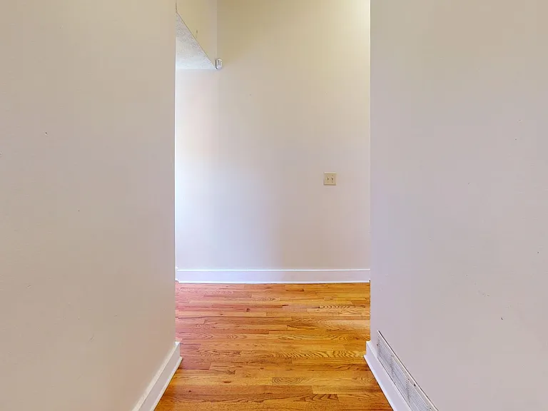 1369 Summit St — Photo 4