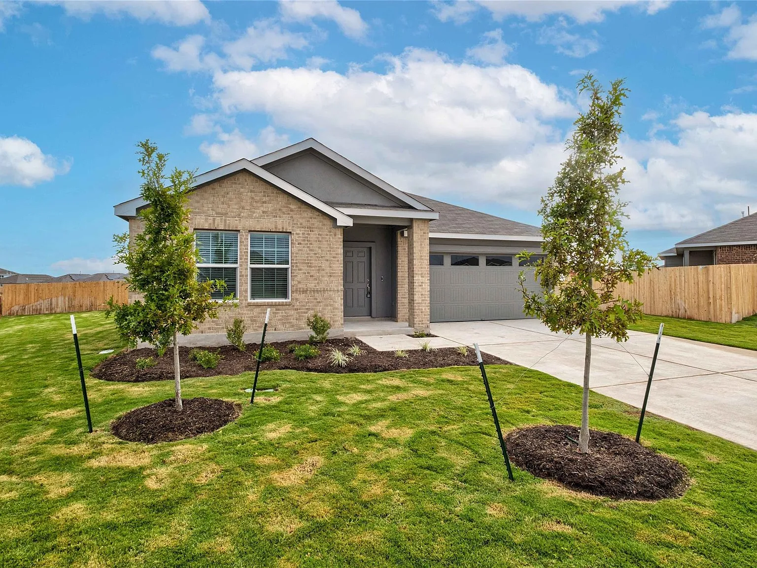 4 bed, 3.0 bath, 2301 sqft, $2,600 — Photo 3