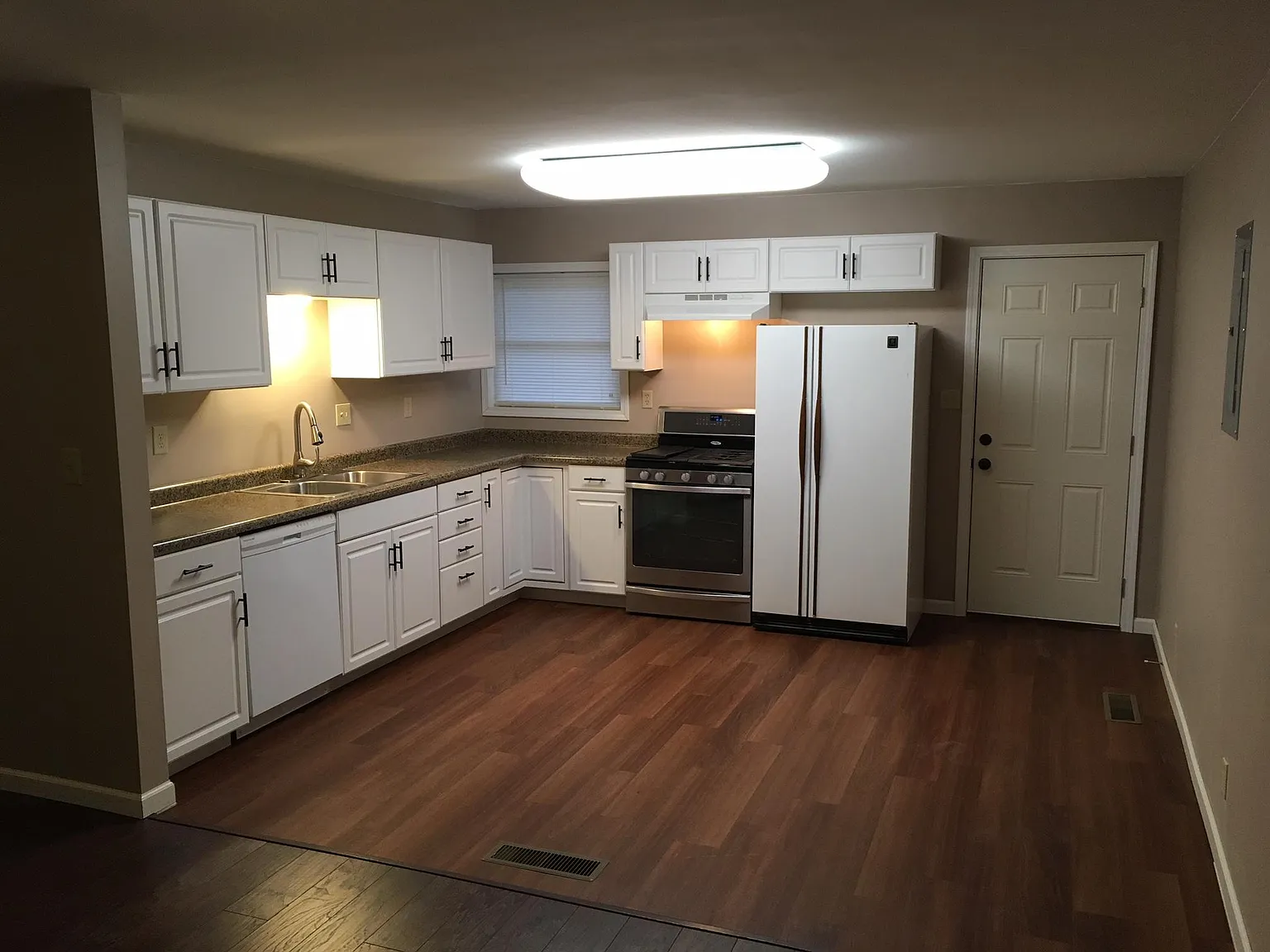 3 bed, 900 sqft, $1,325 — Photo 4