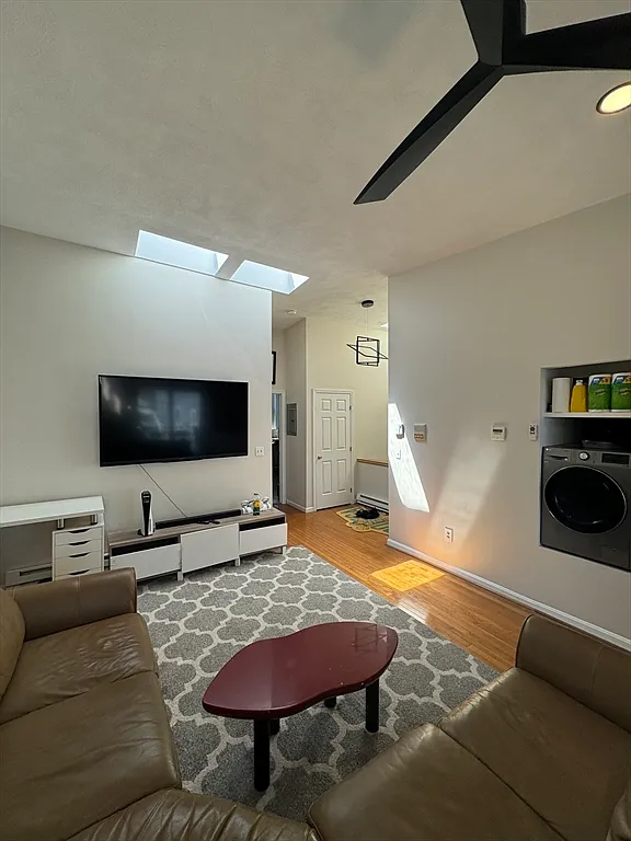 2 bed, 800 sqft, $4,400 — Photo 3