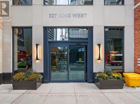 327 King St W #303, Toronto, ON M5V 0W7