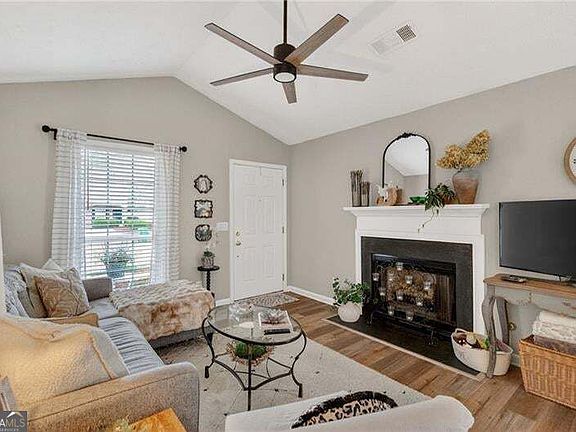 5th image of 513 Stanford Pl