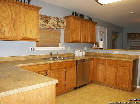 5th image of 2492 Medina Dr