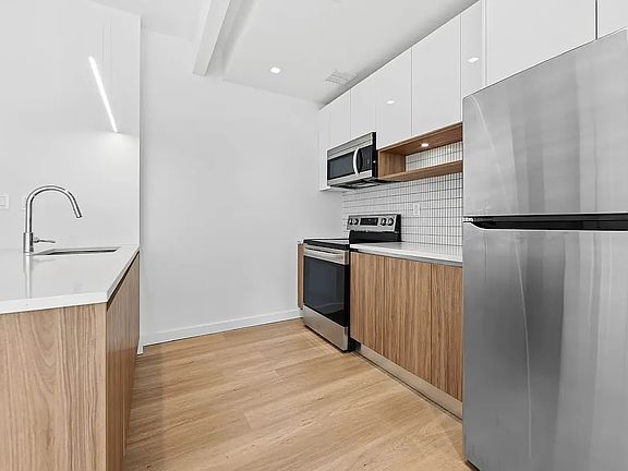 2nd image of 100 Lenox Rd APT 5H